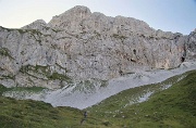 10 Mi avvio verso il ghiaione della Corna Piana...